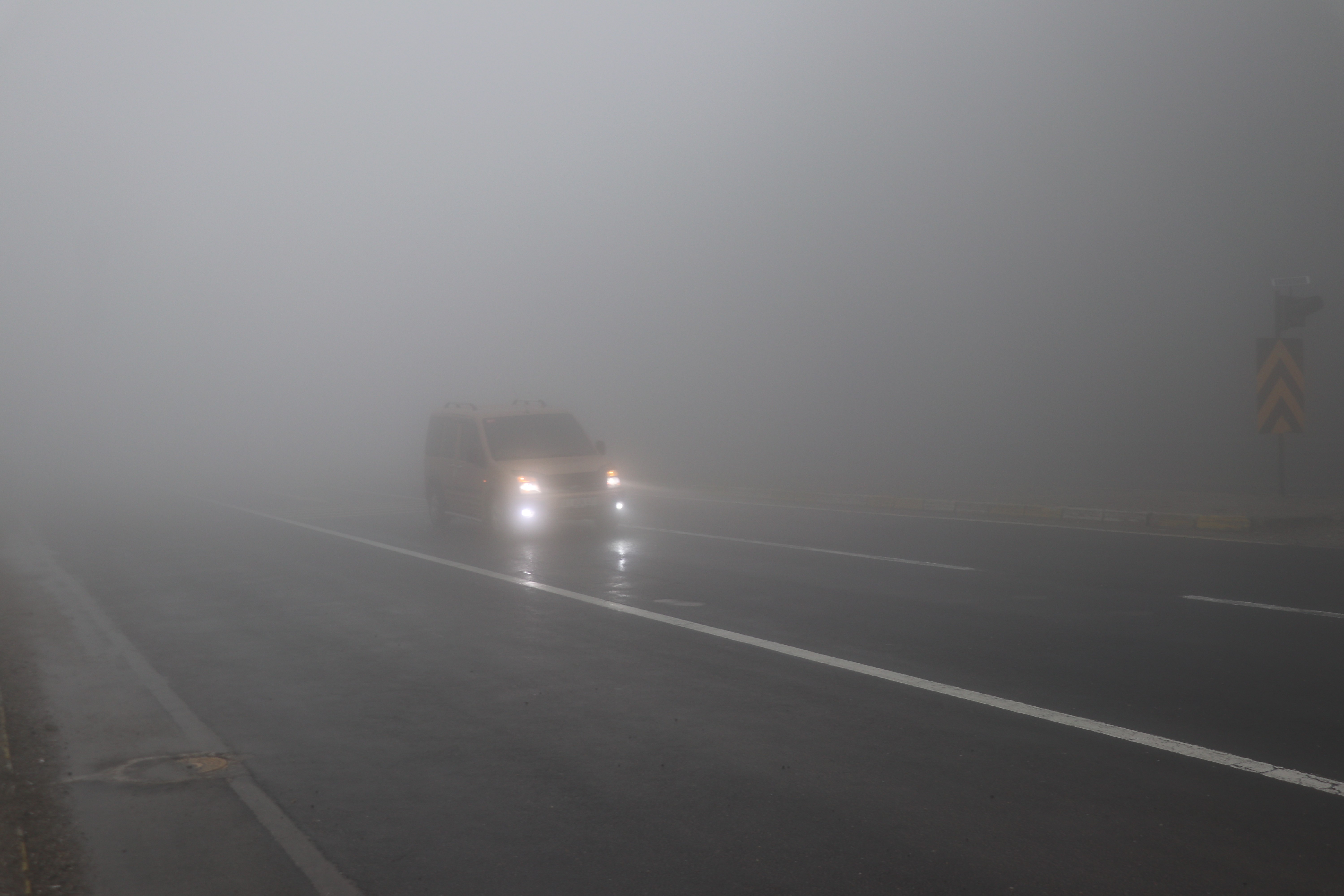 Bolu Dağı'nda yoğun sis nedeniyle görüş mesafesi 10 metreye kadar düştü