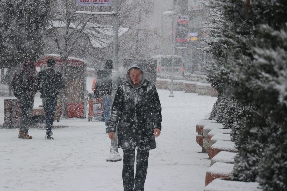 Bolu kent merkezi karla kaplandı 