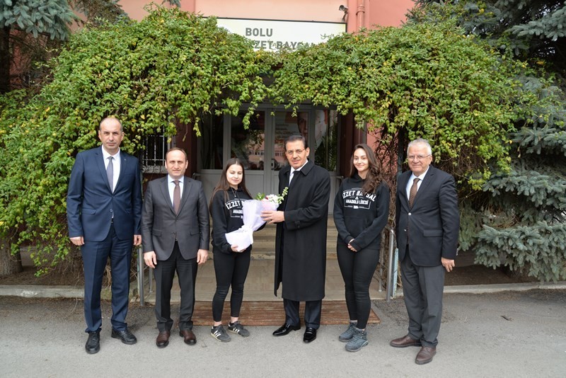 Bolu Valisi Ahmet Ümit, ‘Okullarımız Okuyor Kitap Okuma Projesi’ kapsamında öğrencilerle buluştu 