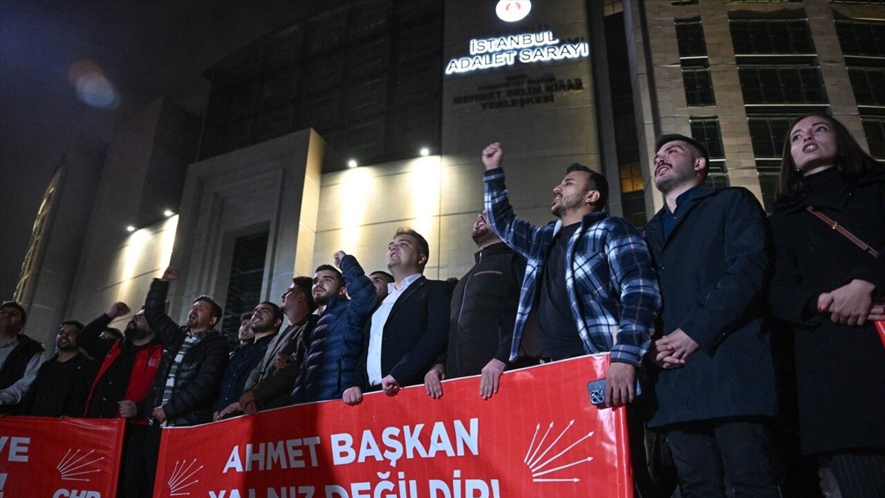 Bölücü ve terör sempatizanları Çağlayan Adliyesi önünde toplandı! DEM'li Eşbaşkan provokasyona girişti
