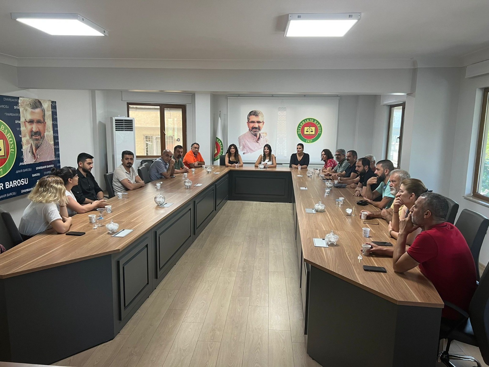 Bölücüler ve terör seviciler birbirini ağırladı!