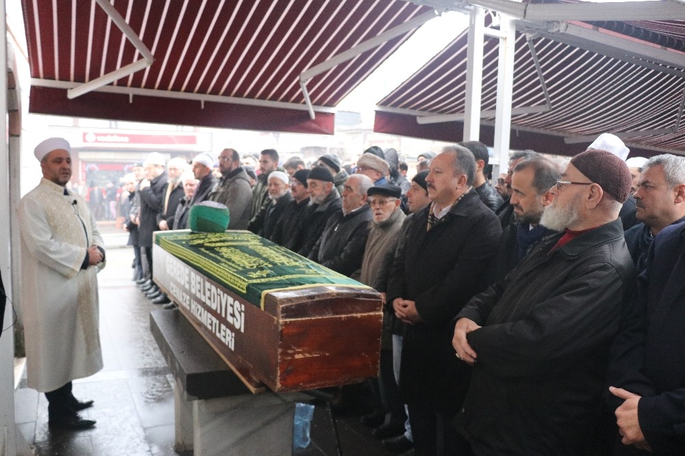 Bolu’da, 103 yaşında vefat eden din adamı türbe haziresine defnedildi 