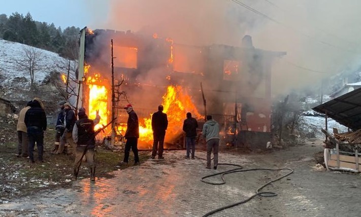 Bolu’da, 2 katlı ev alev alev yandı: 1 ölü, 4 yaralı 