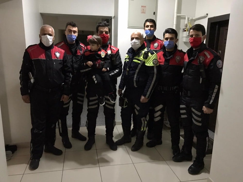 Bolu’da, 2 yaşındaki Aymira’ya polis ekiplerinden doğum günü sürprizi 