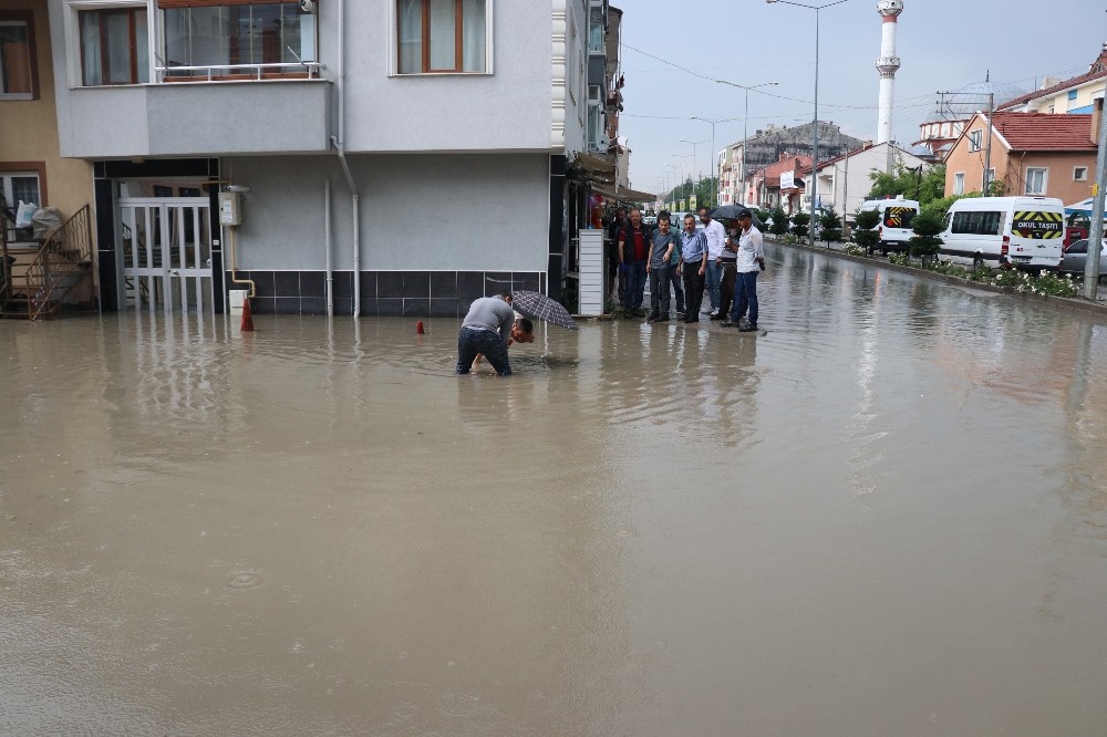 Bolu’da 20 dakika süren sağanak yağmur hayatı felç etti 