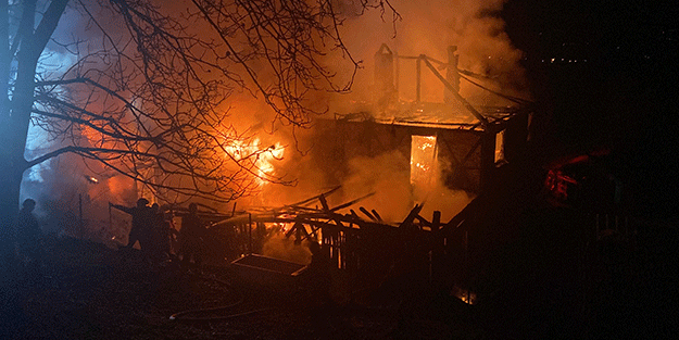 Bolu'da ahşap ev cayır cayır yandı!