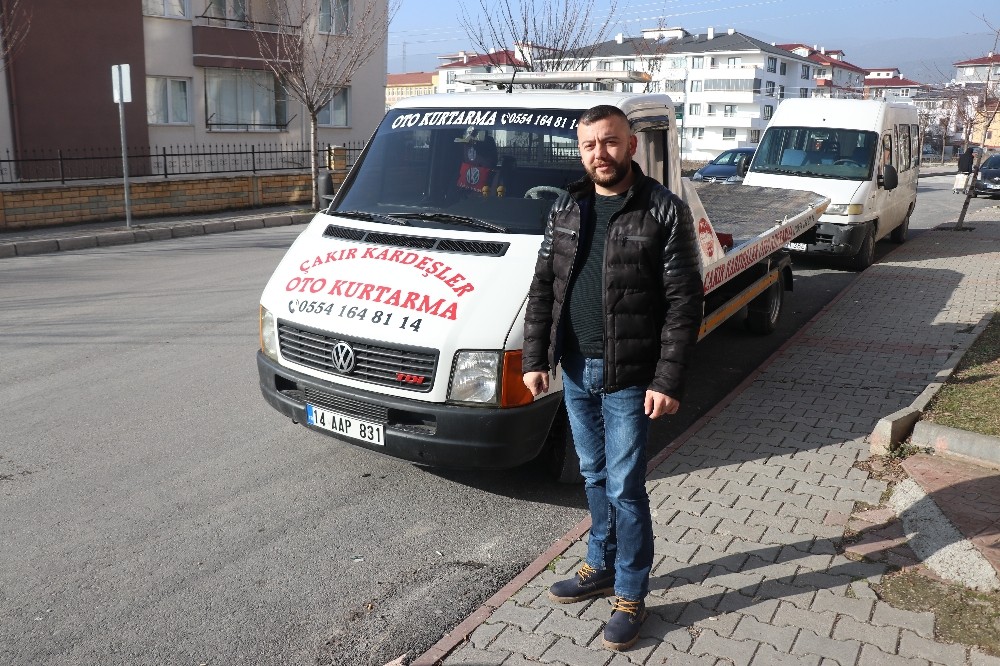 Bolu’da, akülü aracı bozulan engelliyi çekiciyle evine taşıdı 