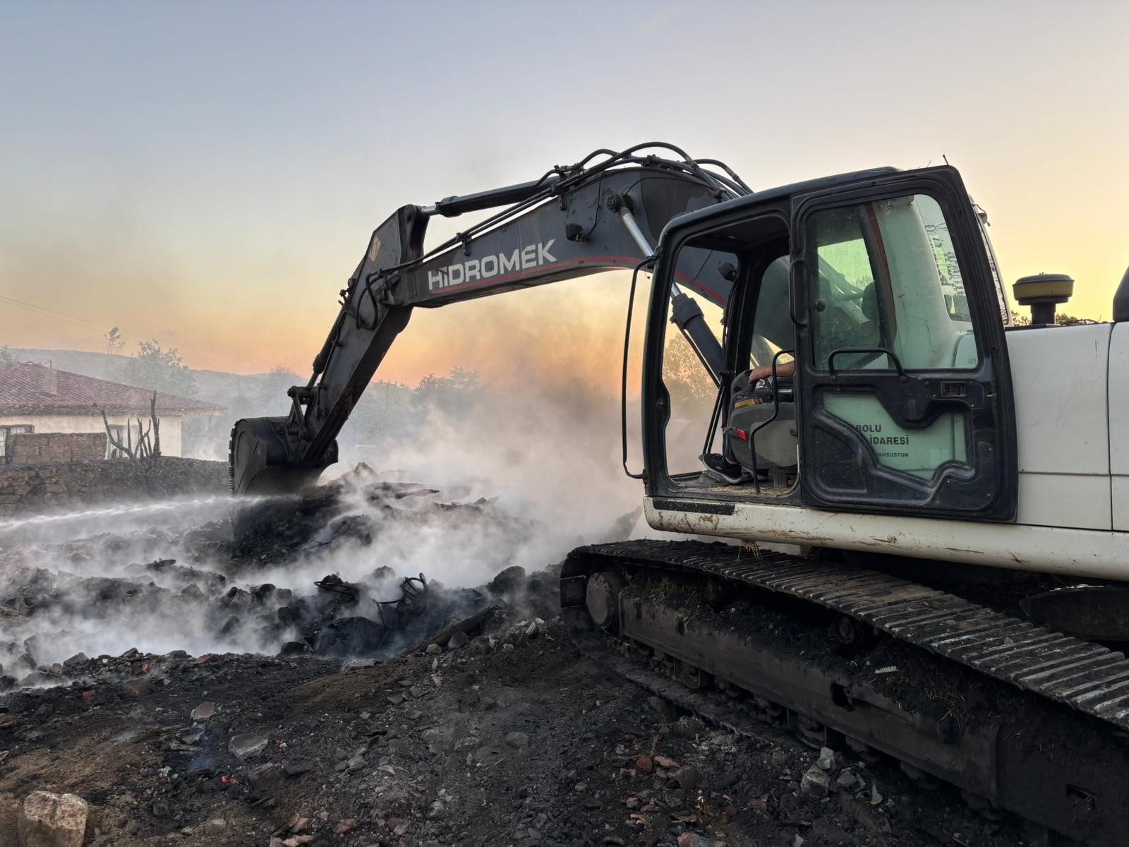 Bolu’da alevler önüne gelen yapıyı küle çevirdi: 3 ev, 2 ahır, 2 samanlık yandı