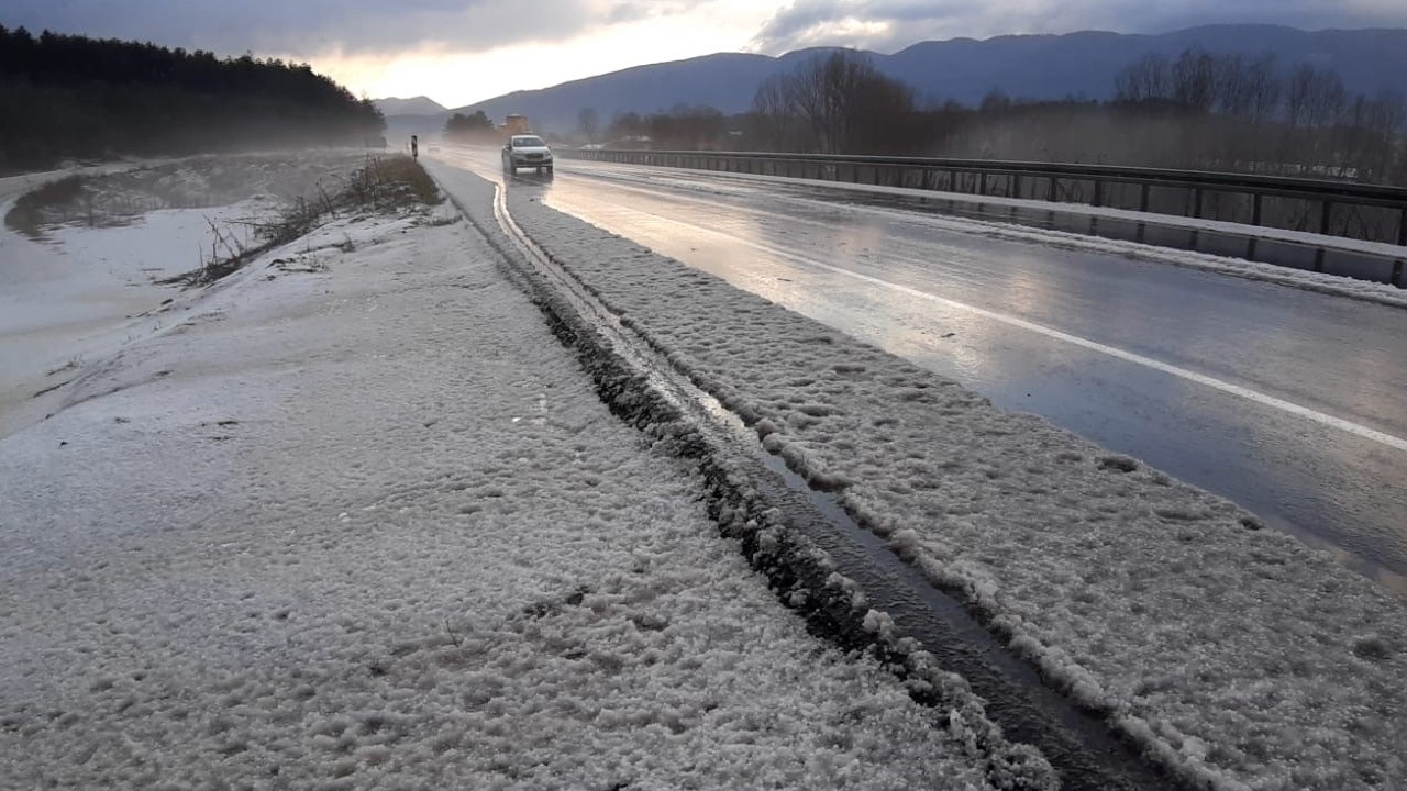 Bolu’da aniden bastıran dolu yağışı sürücüleri zorladı
