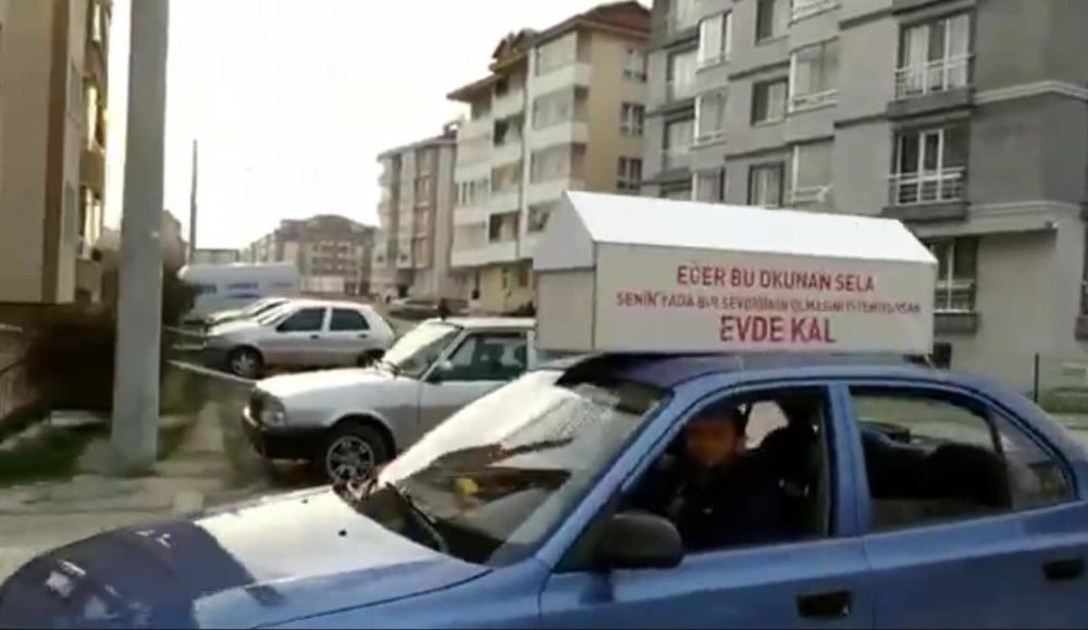 Bolu’da, aracına bağladığı tabutla ‘evde kal’ çağrısı yaptı 