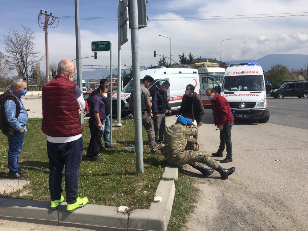 Bolu’da, askeri ambulans otomobille çarpıştı: 5 yaralı 