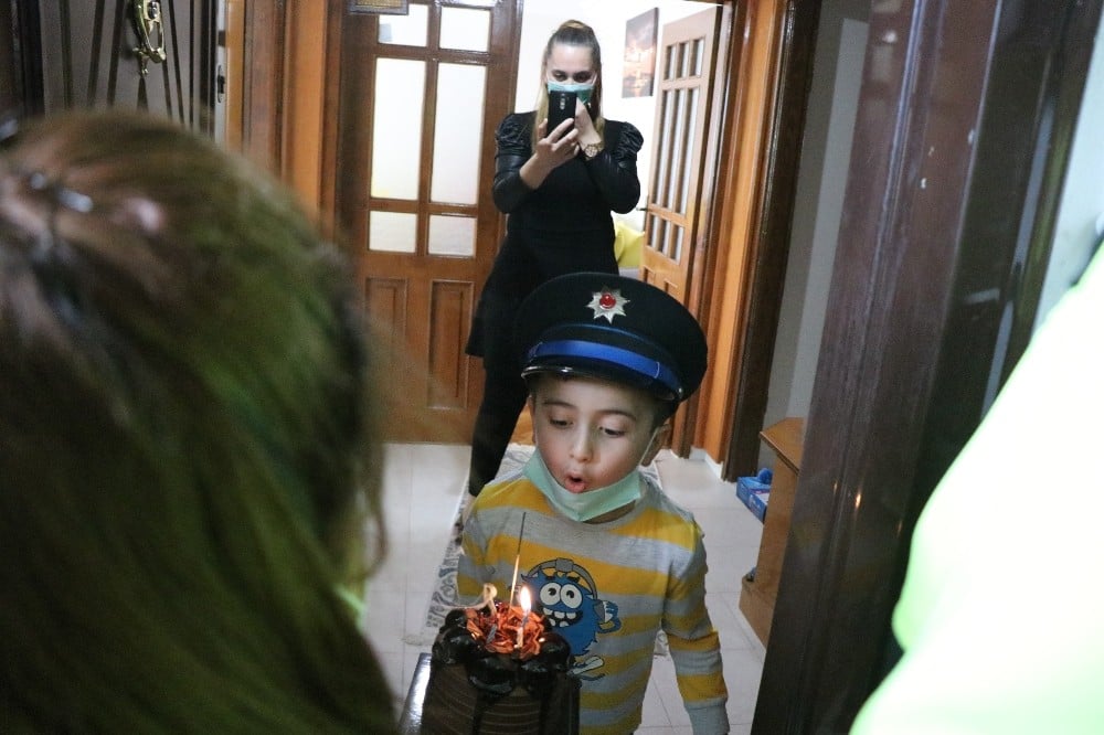 Bolu’da, astım hastası çocuğa polislerden doğum günü sürprizi 