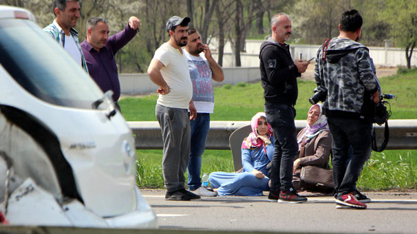 Bolu'da bariyerlere çarpan otomobildeki anne-kız yaralandı