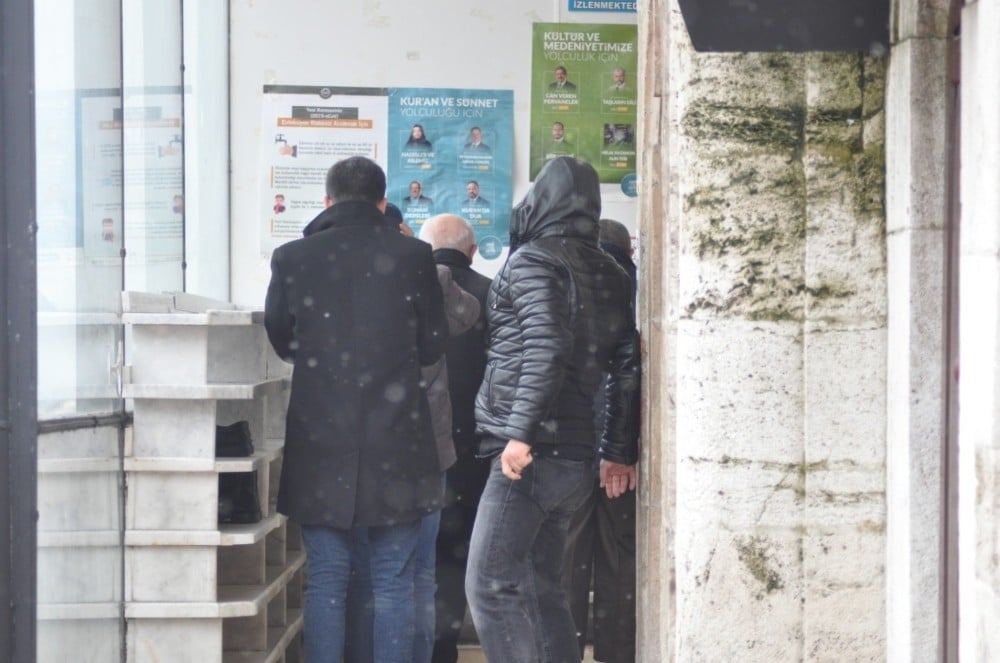 Bolu’da, camiye giremeyen vatandaşlar kapıda namaz kıldı 
