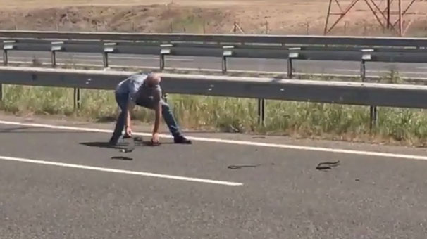 Bolu’da canını hiçe saldı, otoyoldan lastik topladı