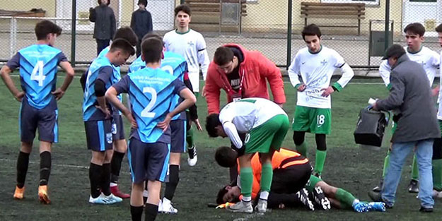 Bolu'da dili boğazına kaçan oyuncuya, hakemden müdahale