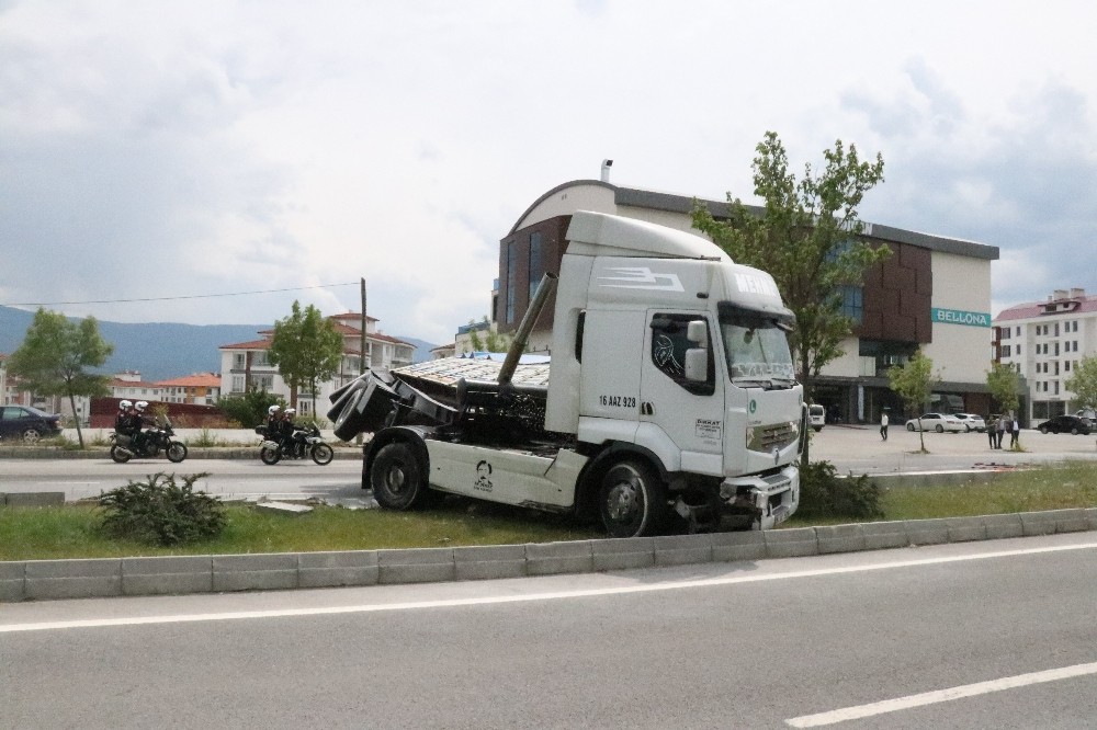 Bolu’da EDS direklerine çarpan tır, refüje çıkarak durabildi 