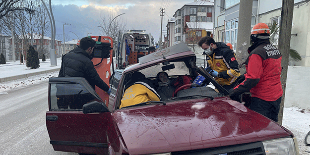 Bolu'da elektrik direğine çarpan otomobilin sürücüsü yaralandı