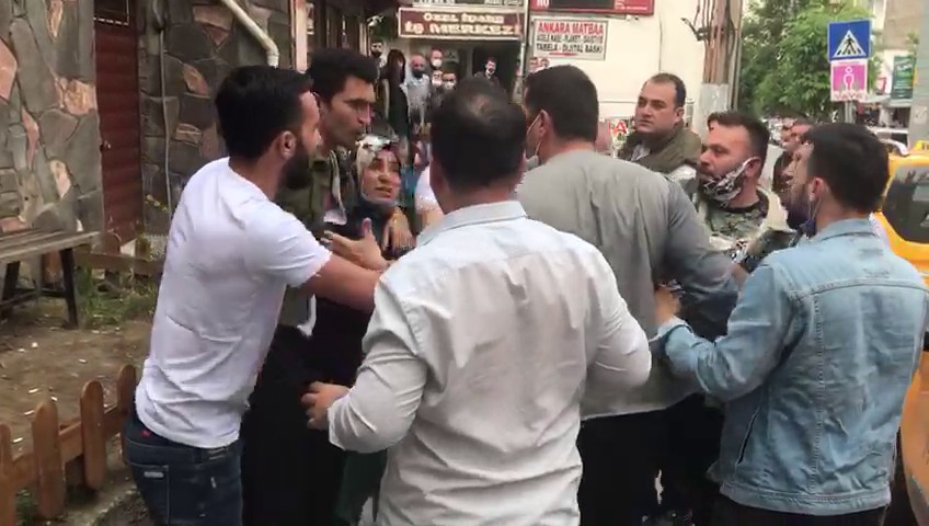 Bolu’da, eşiyle tartışan adama vatandaşlardan sert tepki 
