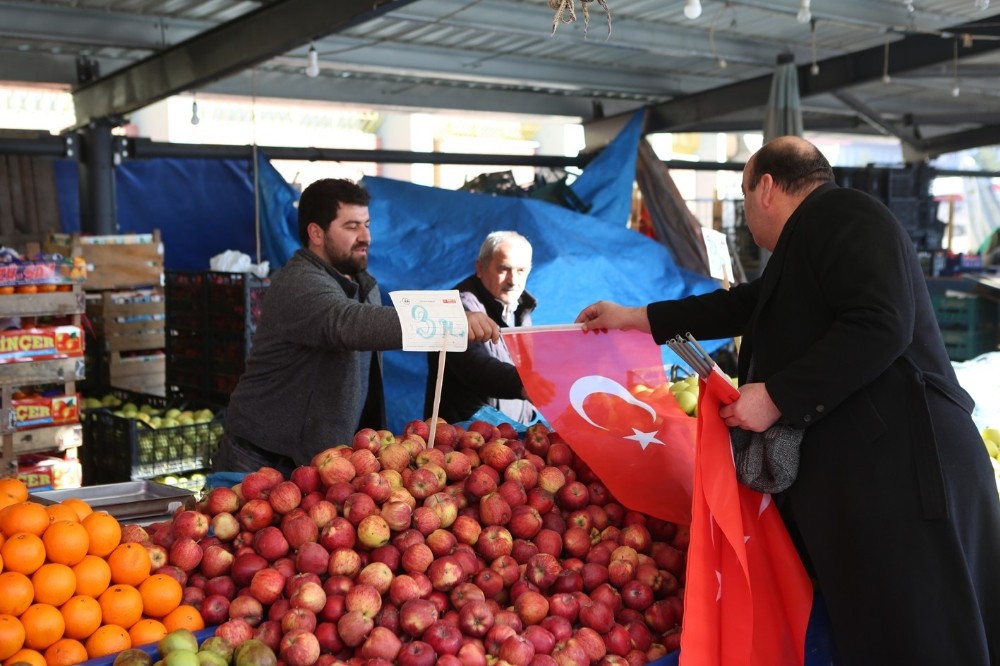 Bolu’da esnaf ve vatandaşlara Türk bayrağı dağıtıldı 