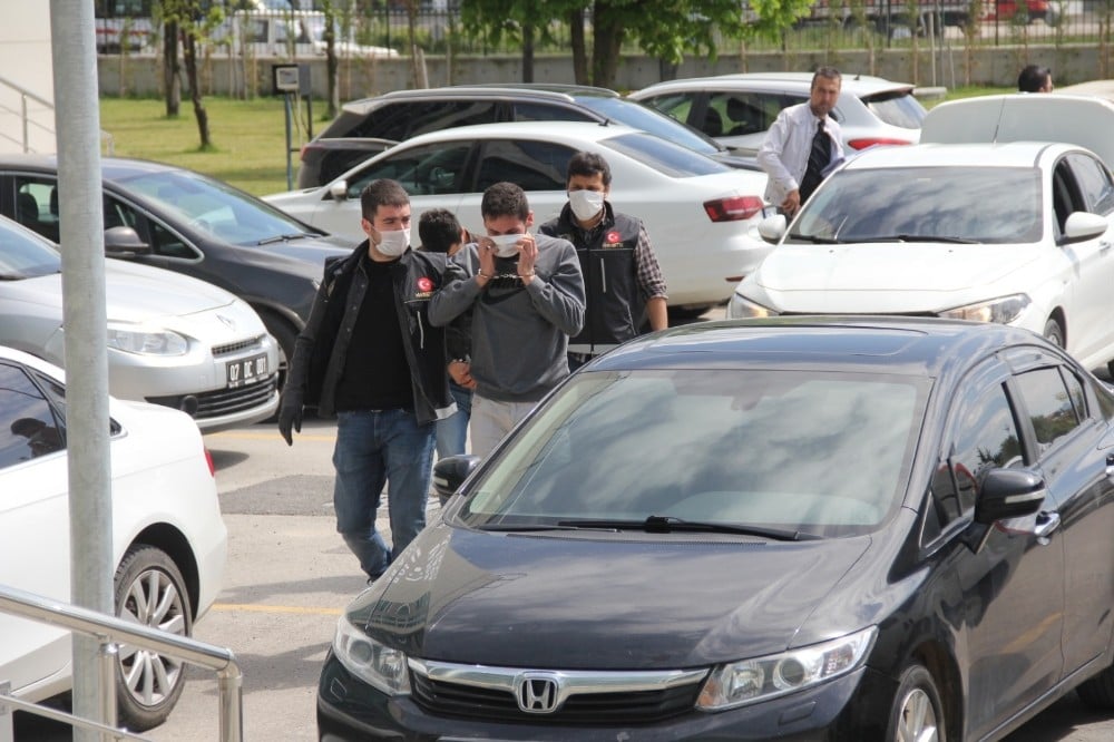 Bolu’da, ev ve iş yerlerinde uyuşturucu ile yakalanan 2 şahıs adliyede 