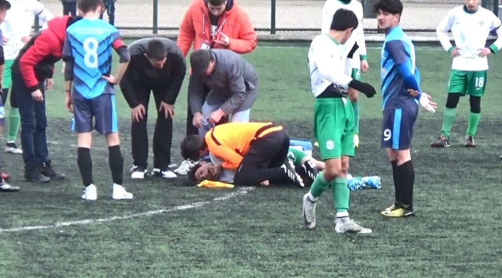 Bolu’da fenalaşan futbolcuyu hakemlik yapan doktor kurtardı 