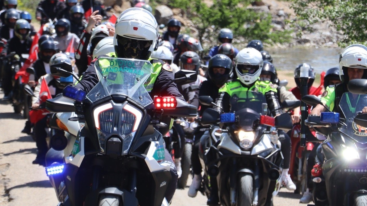 Bolu’da gençlerden trafik bilincine dikkat çeken motosikletli sürüş