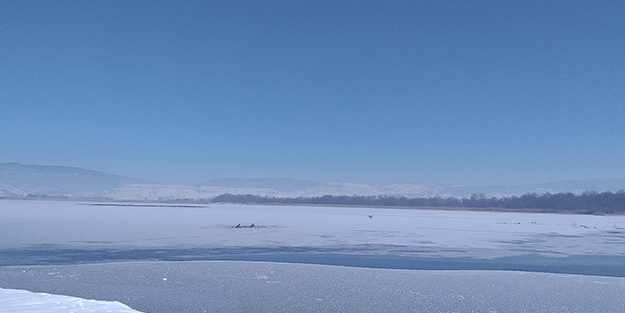 Bolu'da göl buz tuttu