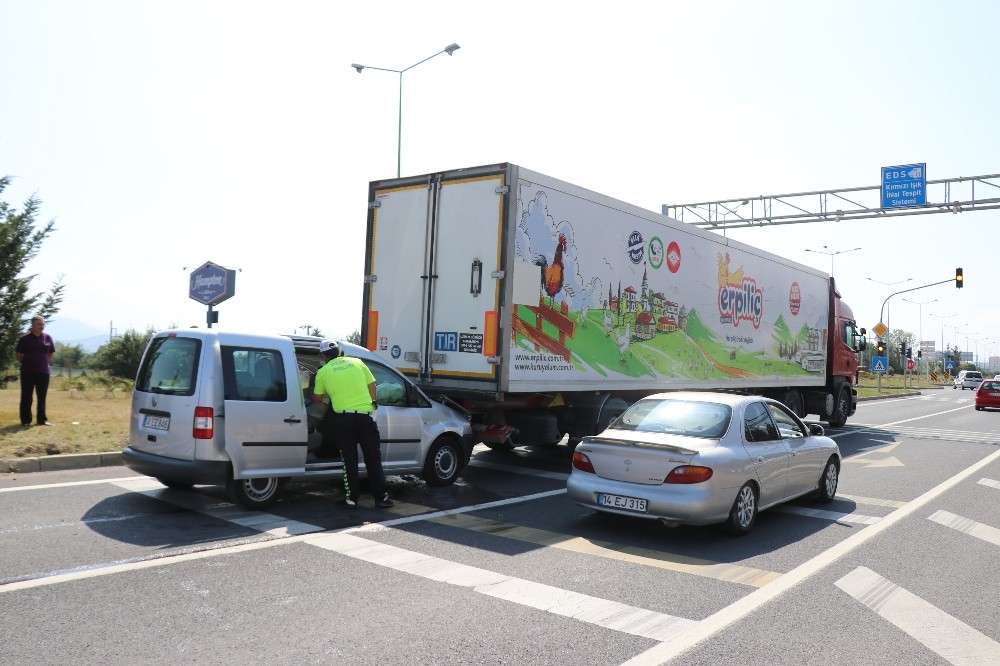 Bolu’da hafif ticari araç tıra çarptı:1 yaralı 