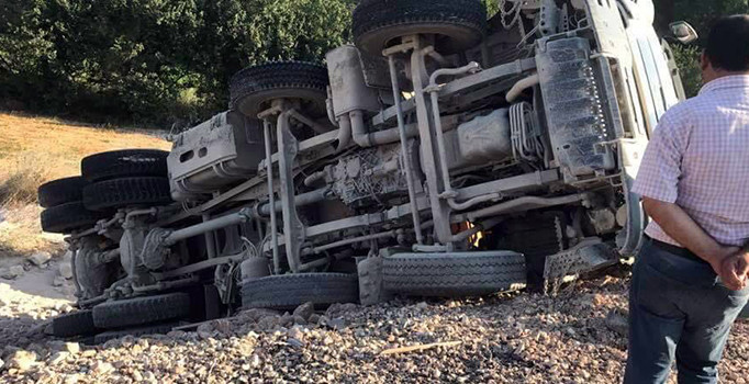 Bolu’da hafriyat kamyonu devrildi: 1 kişi öldü