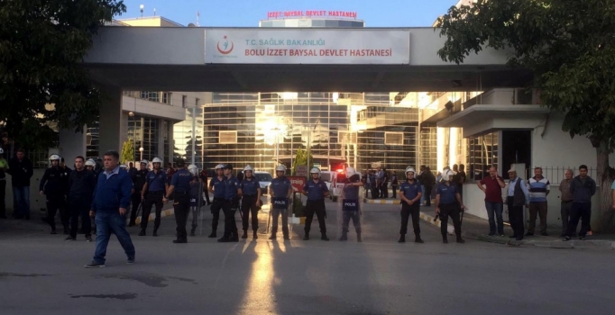 Bolu'da hırsızlık şüphelisinin yakınları hastane önünde olay çıkardı: 3'ü polis 6 yaralı, 5 gözaltı