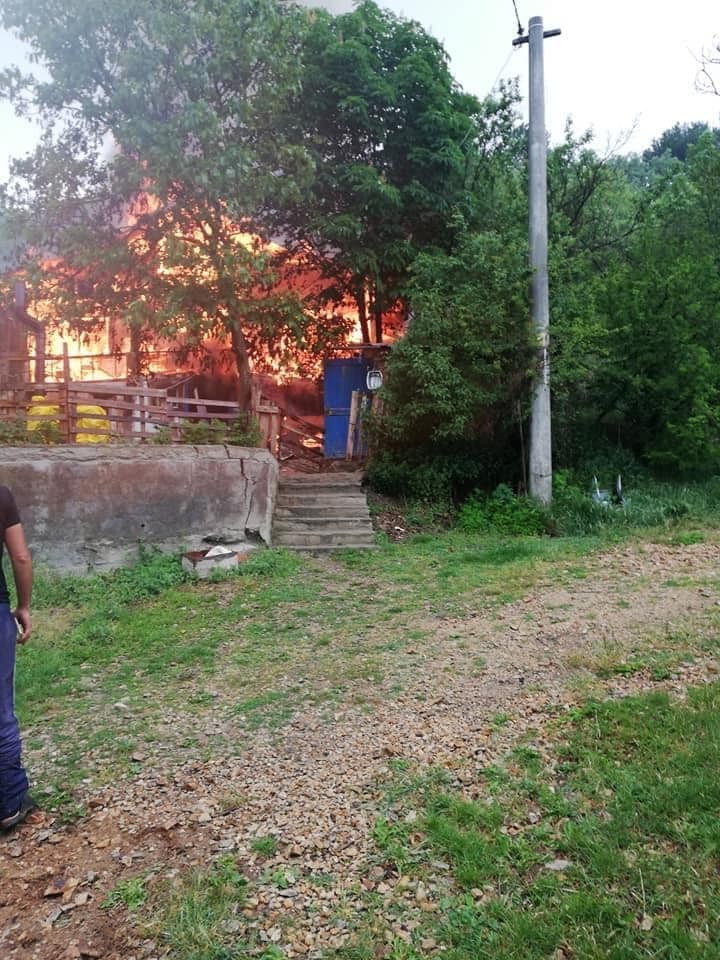 Bolu’da iki katlı ahşap ev yangında kullanılmaz hale geldi 