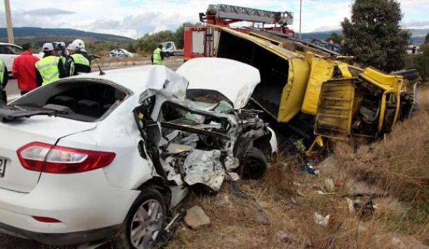 Bolu'da kamyon ile otomobil çarpıştı: 1 ölü, 3 yaralı