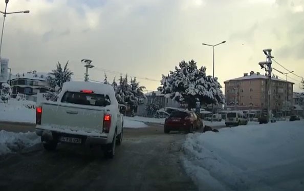 Bolu’da, kar nedeniyle yoldan yürüyen yaşlı adama otomobil çarptı 