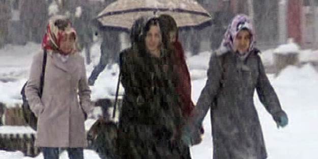 Bolu’da kar yağışı hayatı felç etti