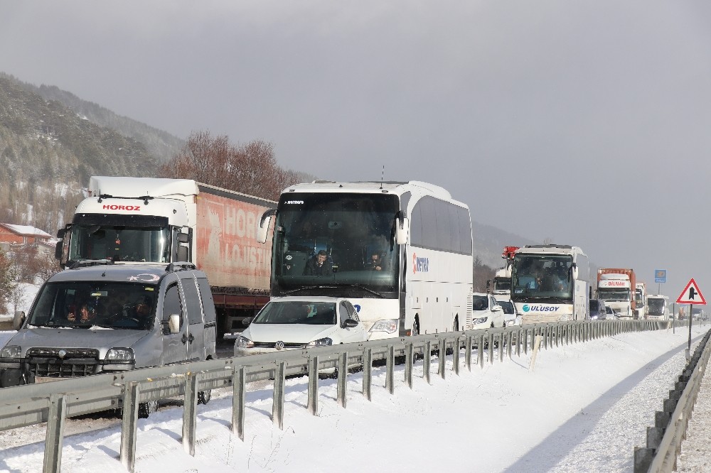 Bolu’da, kar yağışı nedeniyle yaşanan kazalar D-100 kara yolunu kapattı 