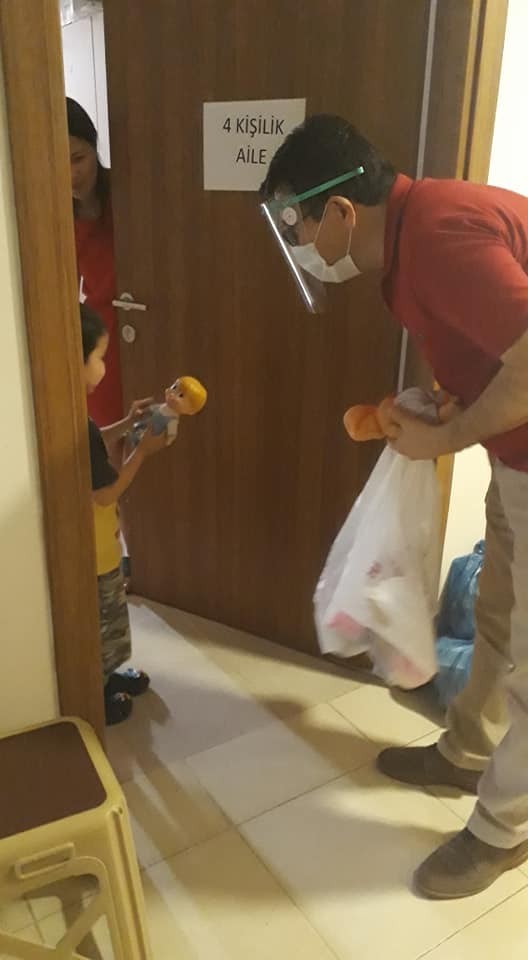 Bolu’da, karantinada kalan çocuklara, balon ve oyuncak sürprizi 