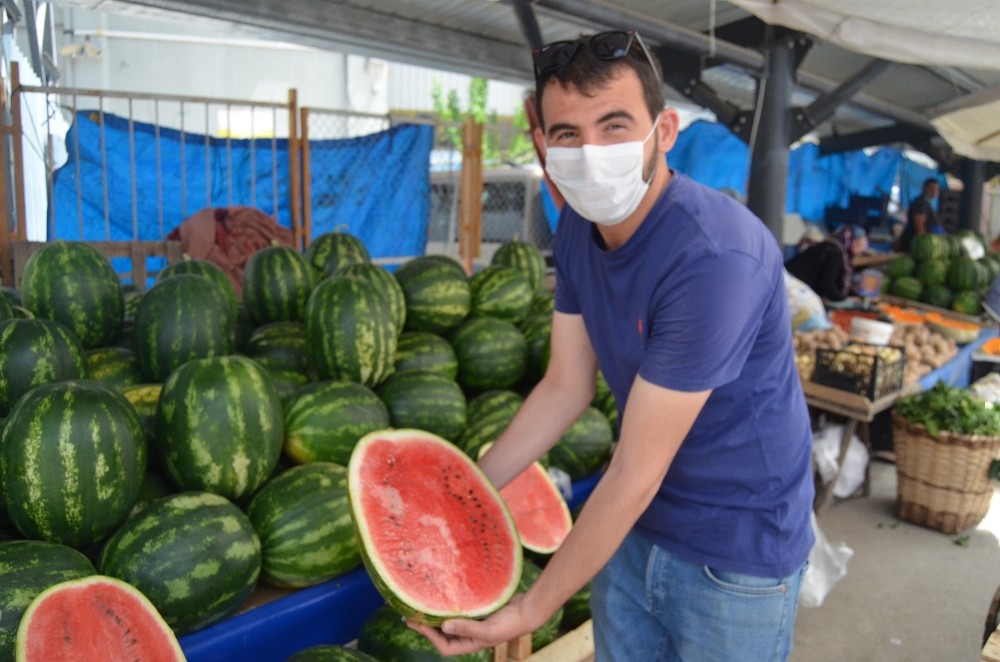 Bolu’da, karpuzlar herkes alabilsin diye yarım ve çeyrek satılıyor 