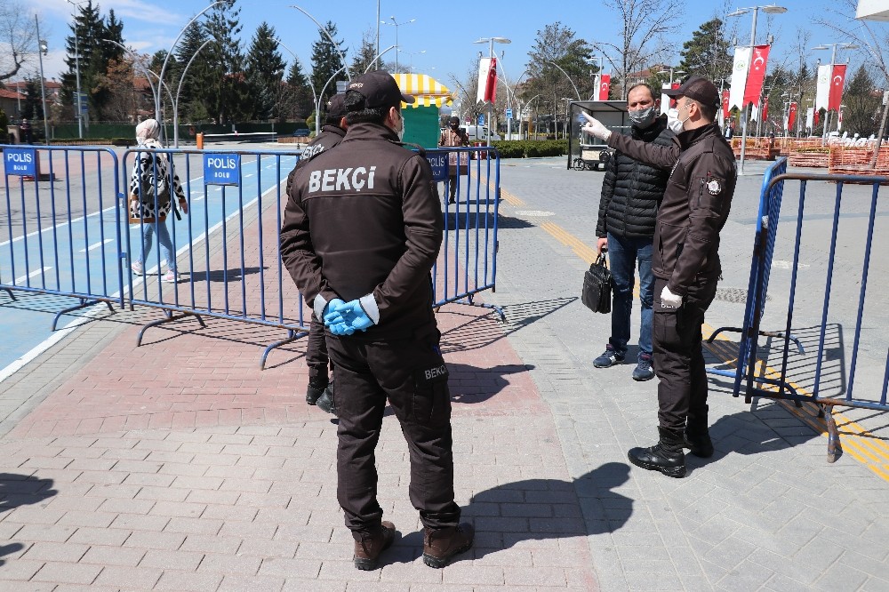 Bolu’da, kentin en işlek caddesi bariyerle yayalara kapatıldı 