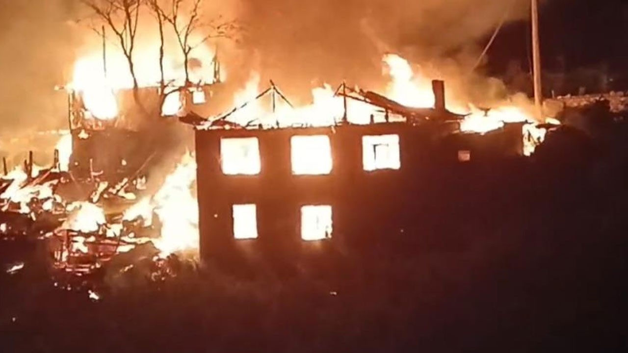 Bolu’da korkunç yangın! 2 ev ile 10 samanlık alev alev yandı