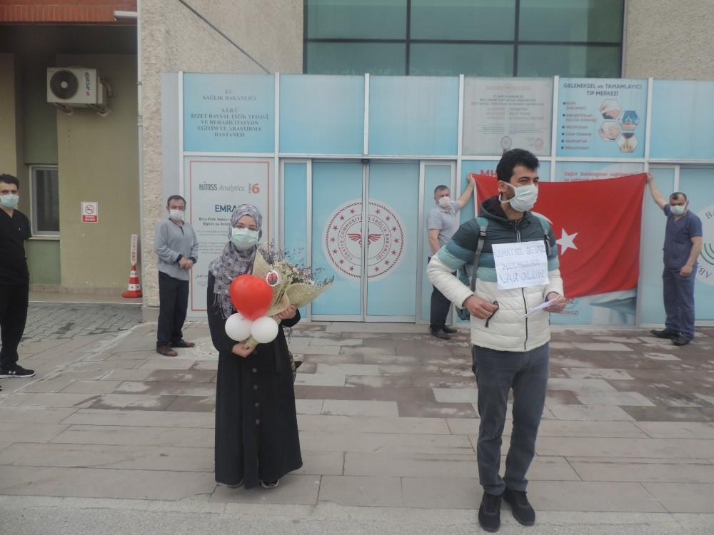 Bolu’da korona virüsü yenen doktor ve hemşire taburcu edildi 