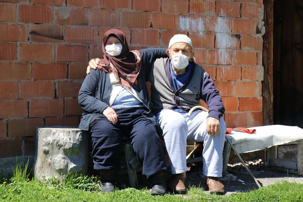 Bolu’da, korona virüsü yenen yaşlı çift yaşadıklarını anlattı 
