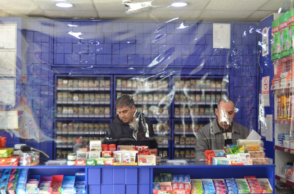Bolu’da, korona virüsüne karşı asetat ve bantla önlem aldı 