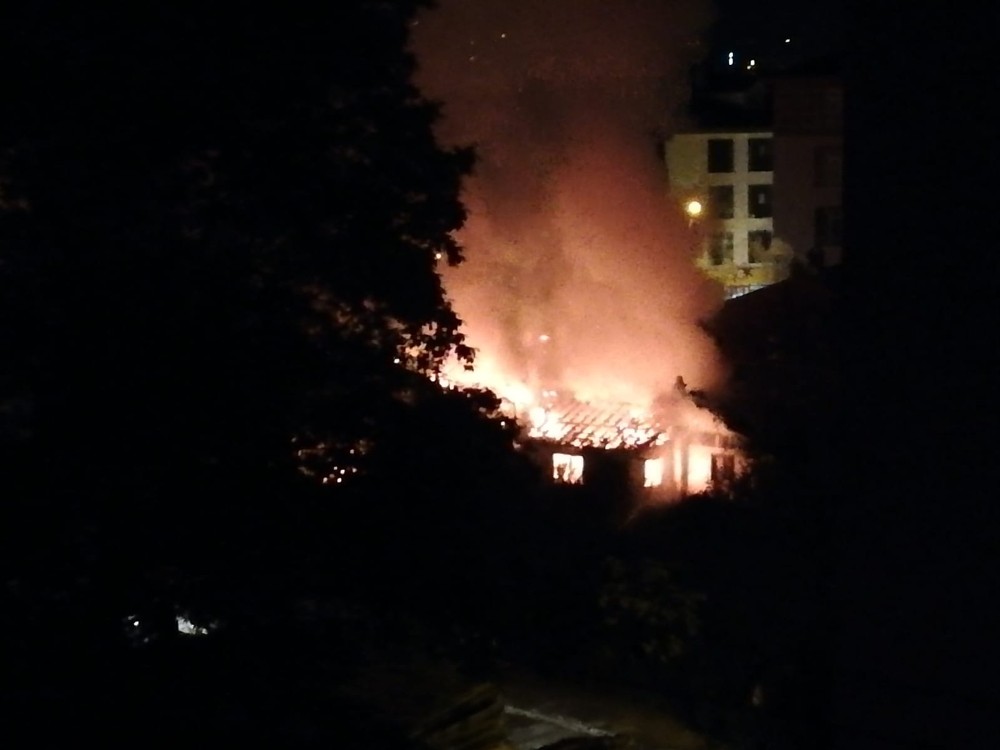 Bolu’da, kullanılmayan ev ve iş yeri alev alev yandı 