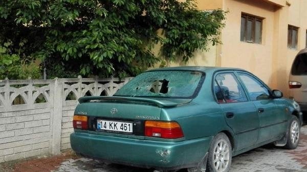 Bolu'da maganda terörü: 2 araç, 1 ev hasar gördü