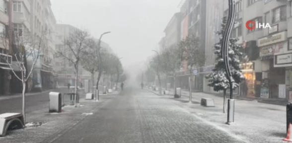 Bolu'da nisan ayında kar sürprizi! Kent merkezi beyaza büründü
