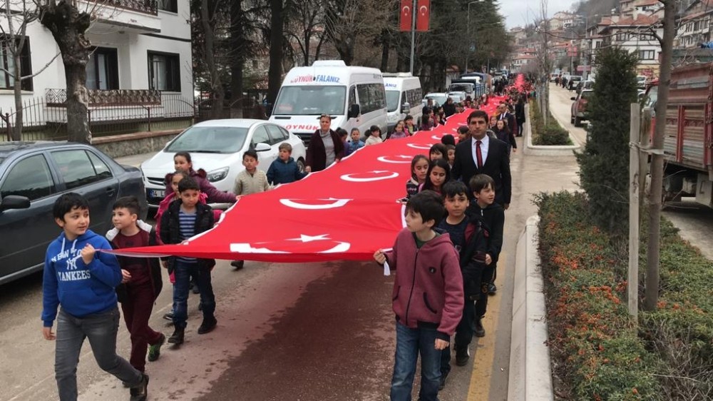 Bolu’da, öğrenciler şehitler için 200 metrelik bayrakla yürüdü 