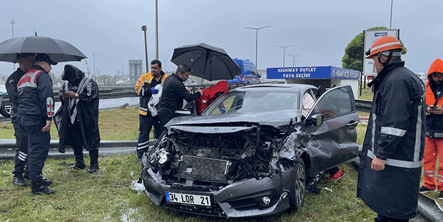 Bolu'da otomobil bariyerlere çarptı, 3 kişi yaralandı