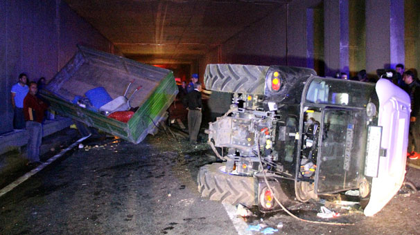 Bolu’da otomobilin çarptığı traktör devrildi: 7 yaralı