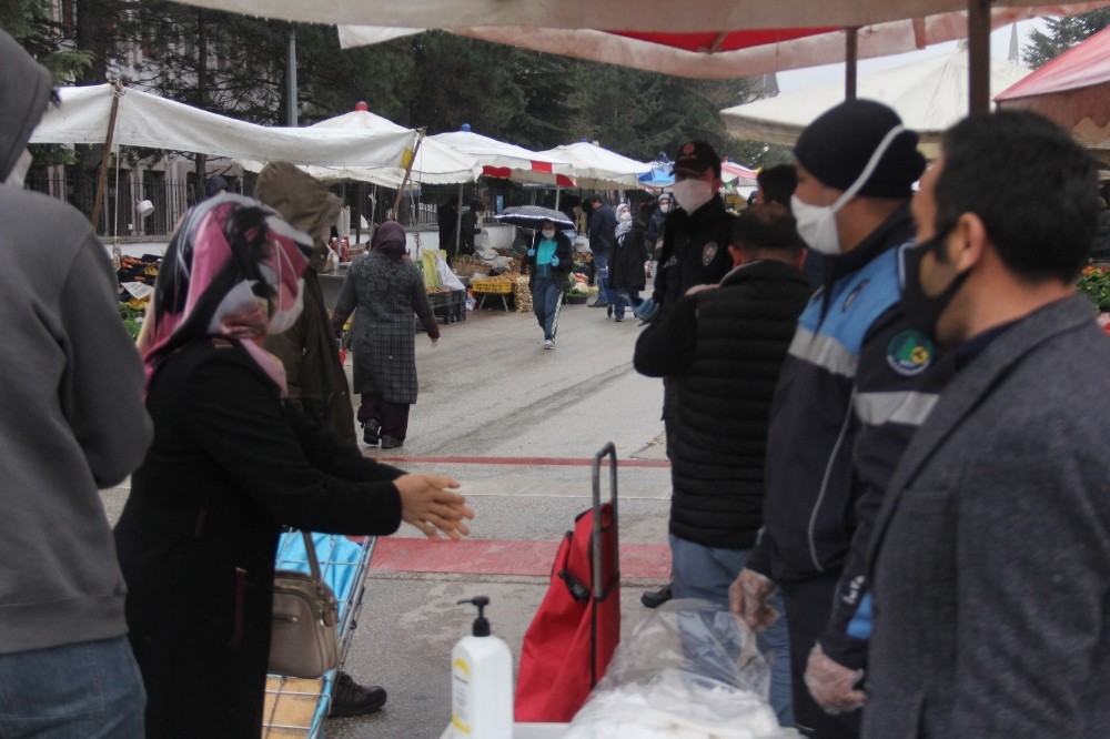 Bolu’da, pazar girişi yerlerine kontrol noktası kuruldu 